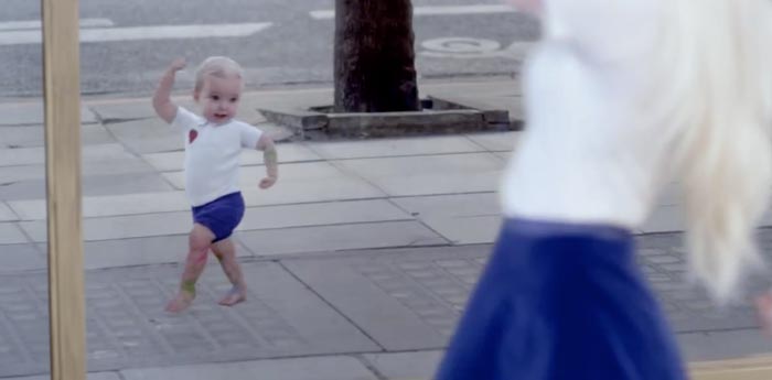 鏡に映る赤ちゃんがキレキレダンス！evianのCM「baby&me」