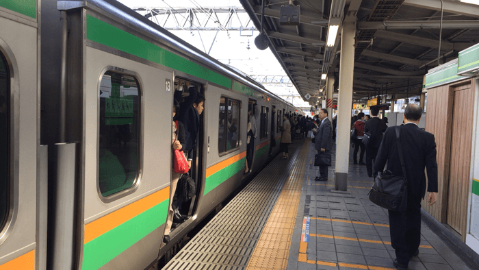 電車内で喧嘩をする仕事の出来ないサラリーマンおつかれさまです^^