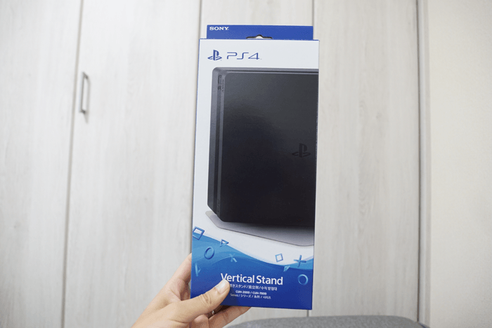 薄型PS4の縦置きスタンド買ってみましたが、結構カッコイイですよ。