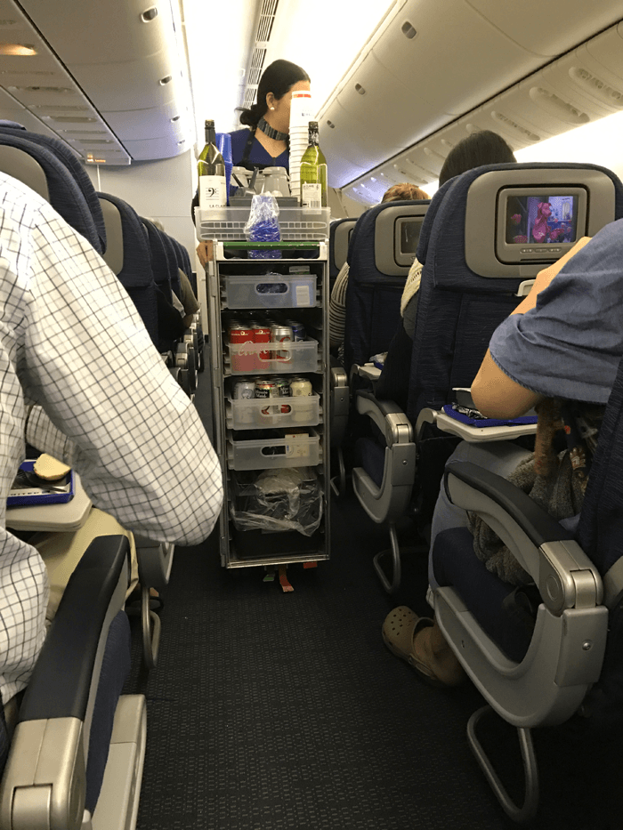 ハワイ帰りに飛行機でお酒を3杯飲んで倒れた話。エコノミー席は座りっぱなしだと危ないですよ。