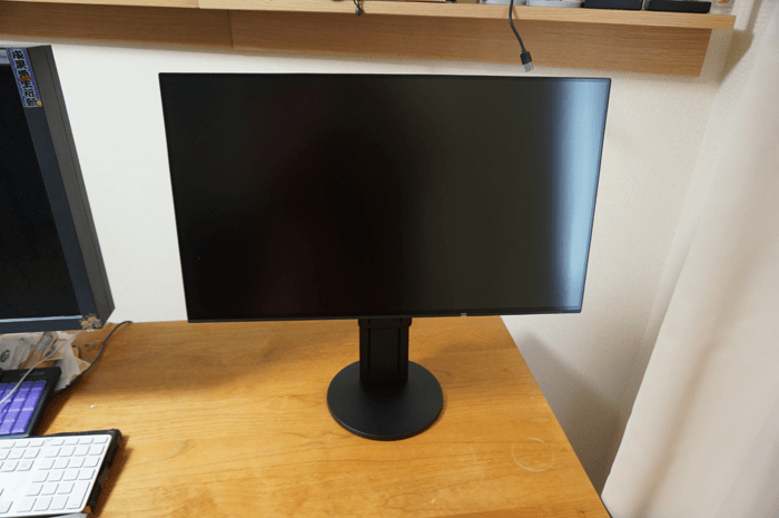 EIZO23.8インチ  EV2451-RBK買いました。ベゼルが無いので机が広く感じるようになりましたよ^^