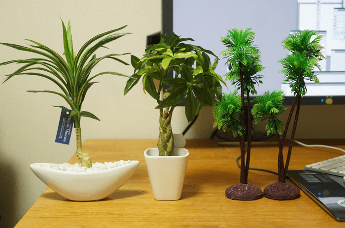 パソコン周りのインテリアに観葉植物の造花を4種類買いました。